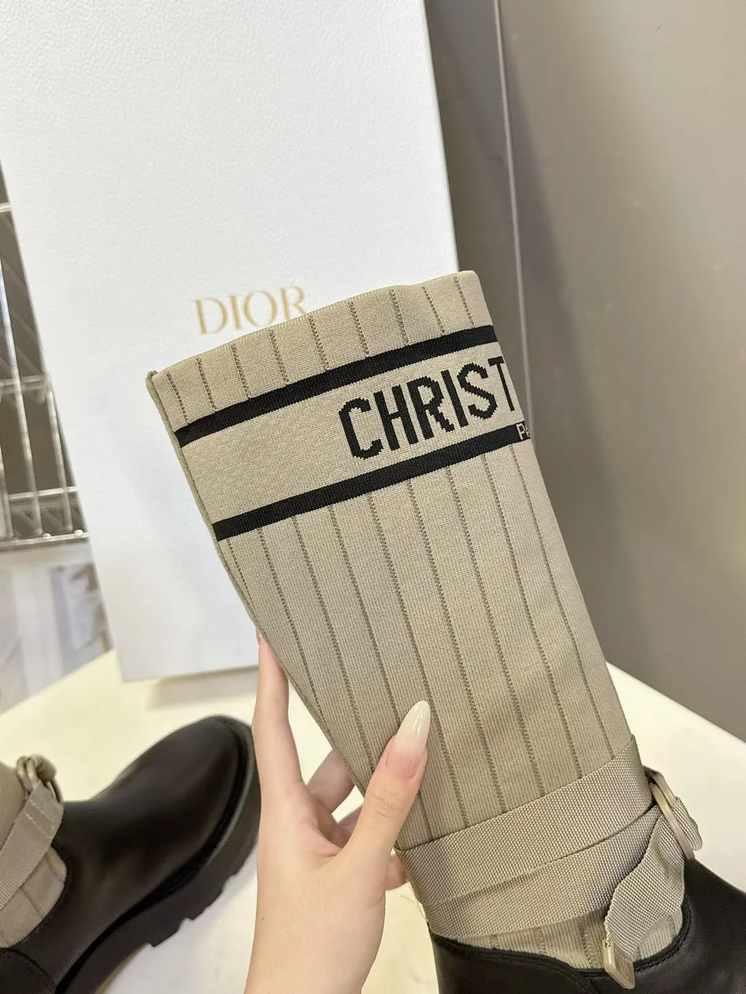 👟👟Ex-factory price 560👟👟Dior color matching new boots for autumn and winter, the latest flying woven letter logo for autumn and winter, round-toe high-top knight boots for women, the same style for celebrity Narna Qian and the same style for Yi Mengling. Material: First-layer cowhide spliced ​​with fly-knit fabric, sheepskin lining for feet, original molded TPU outsole Size: 35-40 yards